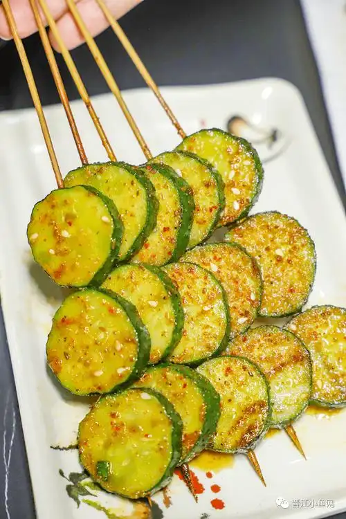 套餐里还有烤黄瓜和烤玉米粒,烤玉米粒特别香甜,一颗一颗串在签上