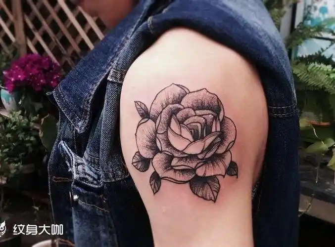 大臂纹身花