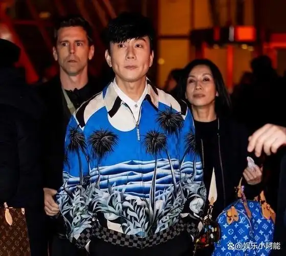 45岁周杰伦对比42岁林俊杰骨相老去和皮相老去的差别截然不同