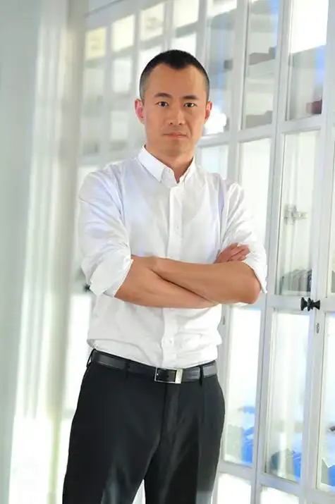 主持人邱启明帅气写真