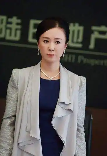 身心都投入到了商业之中,直到2016年傅艺伟和妹妹傅艺敏在家吸毒被捕