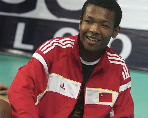 原创男排上首位中非混血曾惨遭韩媒调侃他宣称中国是唯一的祖国