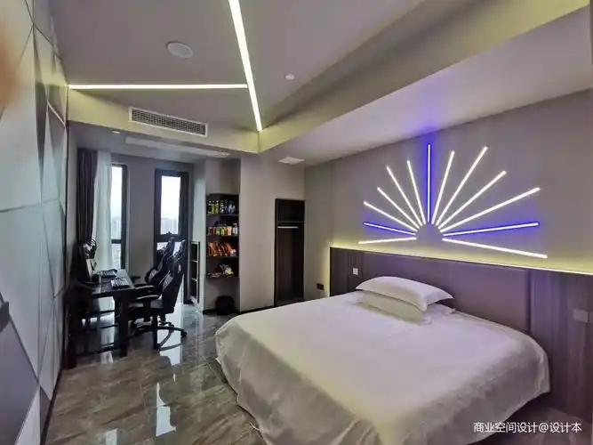 将家居卧室的阳台设计成电竞爱好者的游戏空间,圆拱形的阳台垭口隔断