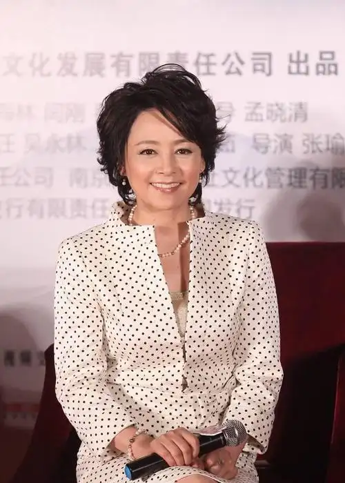 张瑜的气质真没咋变,波点西装配金色内搭,越老反而越有味道了