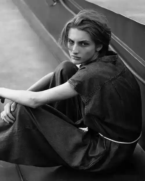 俄罗斯19岁模特长了张雌雄莫辨的俊美脸简直太油画感