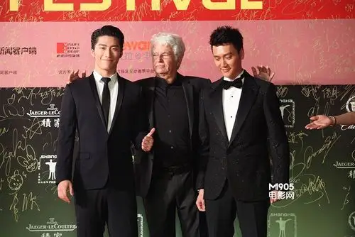 《狼图腾》剧组亮相 窦骁青春逼人冯绍峰帅气