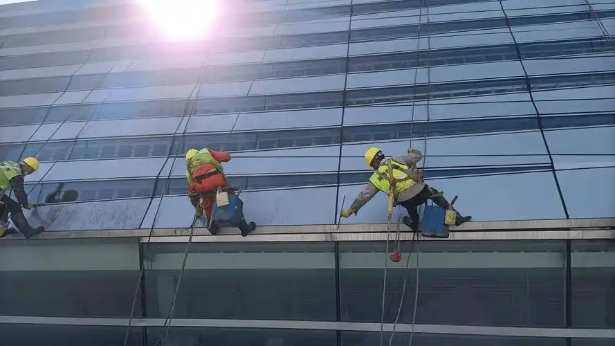 外墙清洗蜘蛛人怎么做到在百米高空中的外墙上进行外墙清洁的?