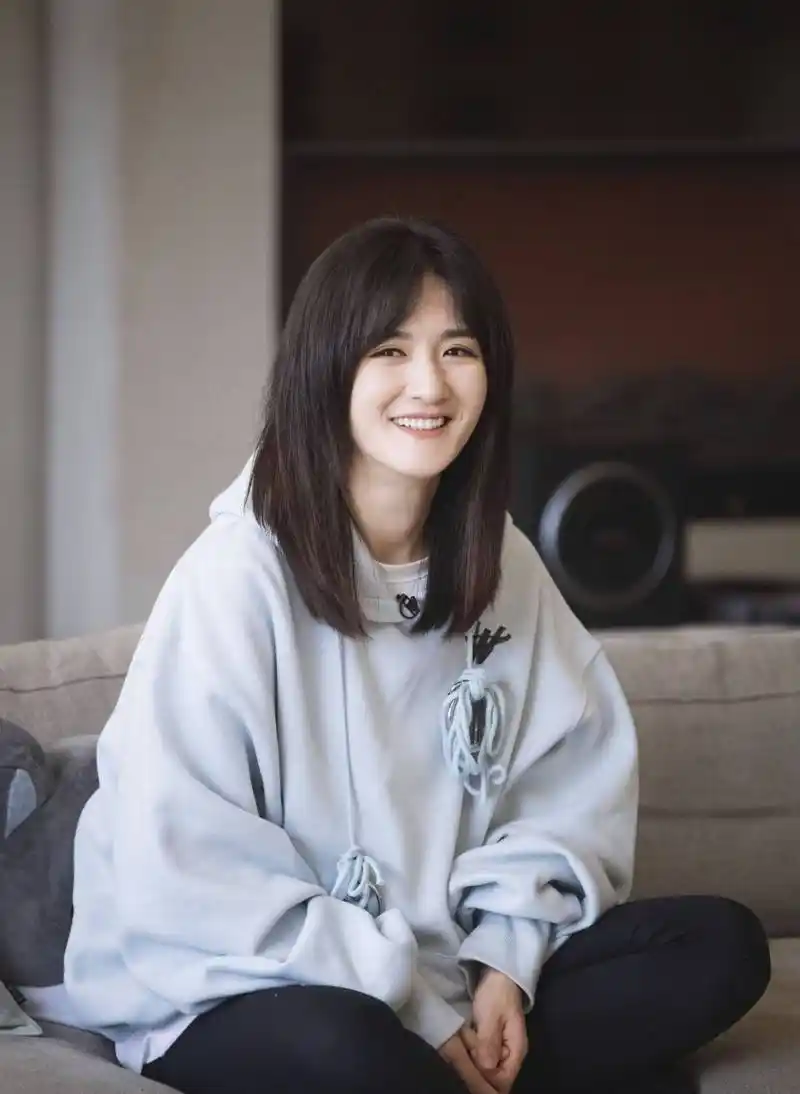 谢娜搭档何炅高呼"我回家了"登热搜榜首,被质疑买热搜很尴尬!