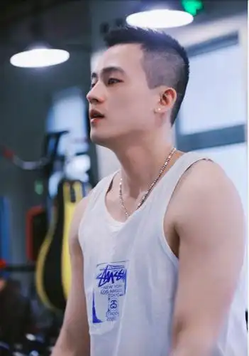 秦岚欧豪深夜聚餐被拍疑似姐弟恋女方4字辟谣超霸气