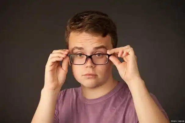 最近,有一些关于眯眼是否会伤害我们的视力的担忧开始出现.