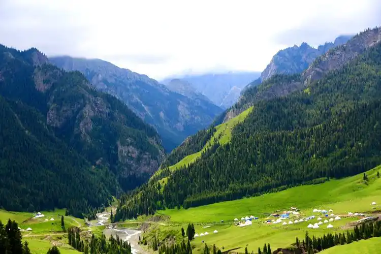 新疆省道101上的天山峡谷风光