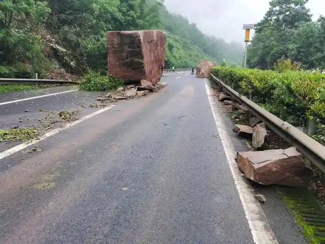 g50沪渝高速石忠段进城(湖北往重庆方向)k1539 000处突发边坡岩石崩塌
