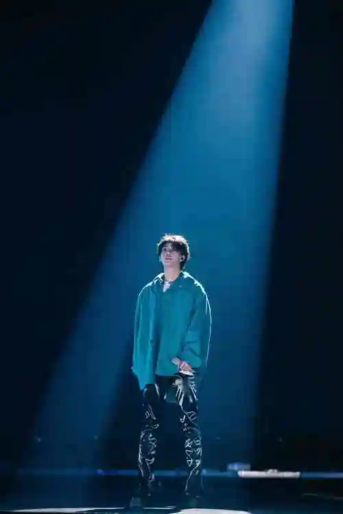 作为首张个人ep,王赫野没有选择相对保守的题材和音乐风格,没有一味的