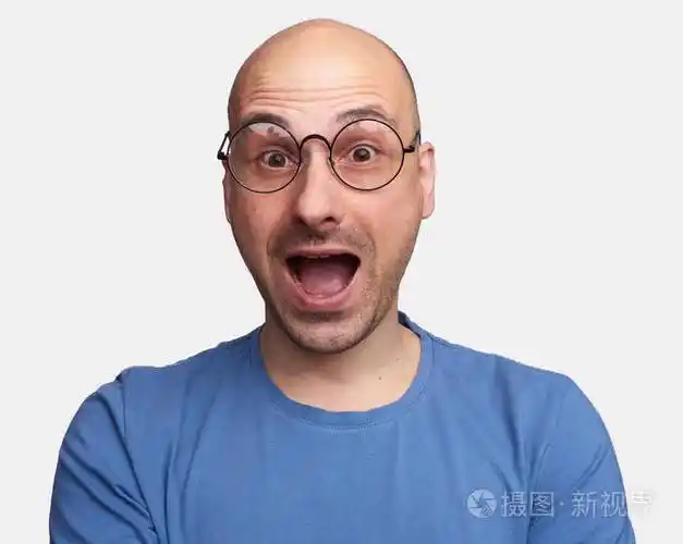 灰色背景下的中年惊人画像