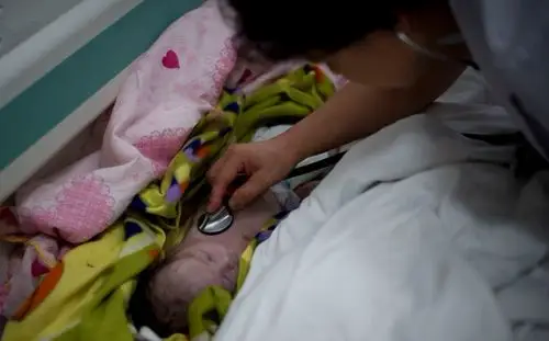 女工厕所产女婴儿被抛弃后死亡组图