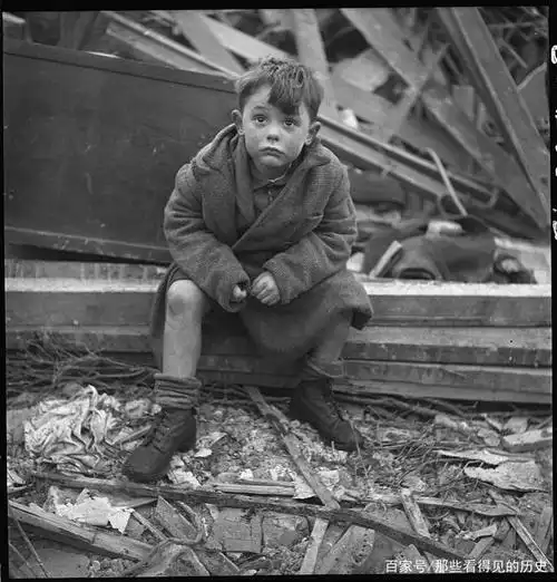 二战老照片 伦敦大轰炸中躲避战火的儿童 那些可怜的小孩