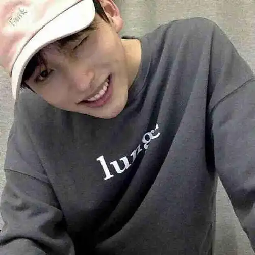 黄头发动漫男头像笑很灿烂点击鼠标右键下载