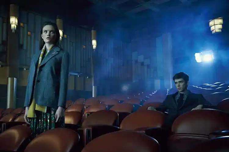 本季大片用恐怖电影的场景与配色来演绎秋冬新装,像是在拍一部充满