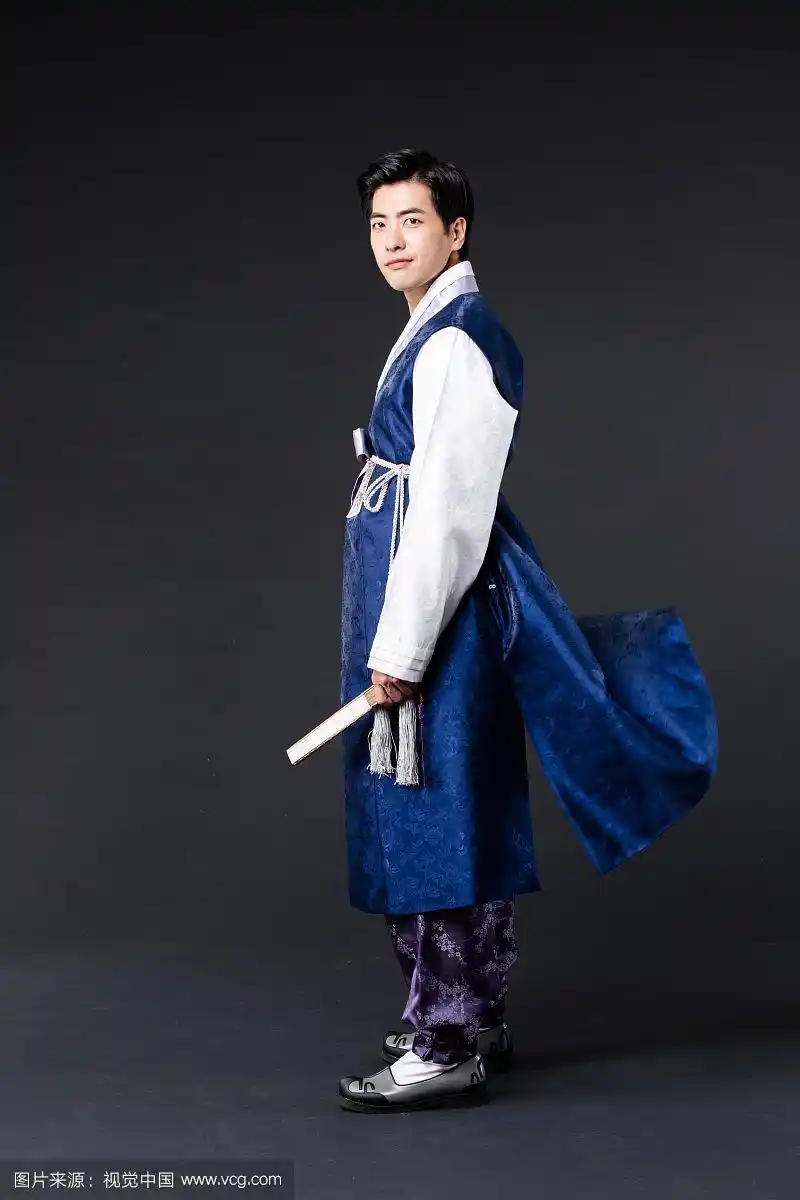 一名身穿韩服(韩国传统服装),背景为黑色的韩国男子