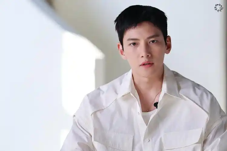 2022下半年韩剧男神回归作李钟硕黑话律师化身三流律师