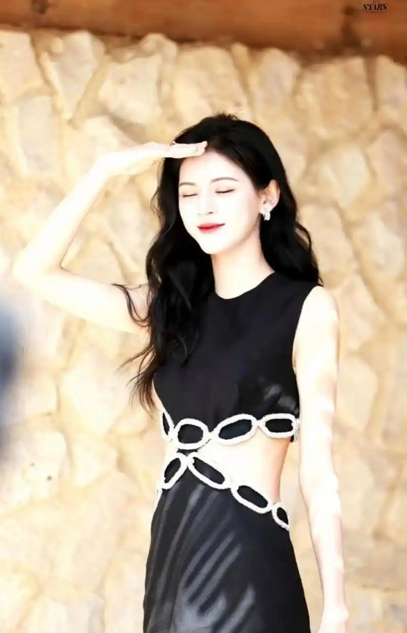 有没有张予曦和张馨予傻傻分不清楚的,张予曦一身黑色个性的长裙,显得