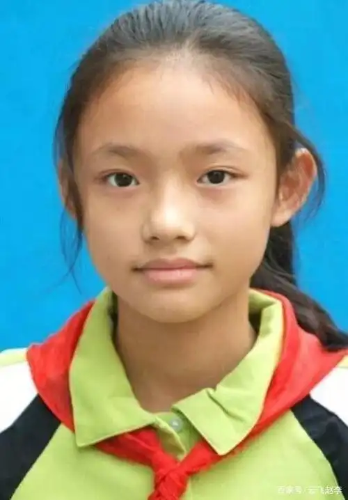 小林允像邻家普通的小黑妞