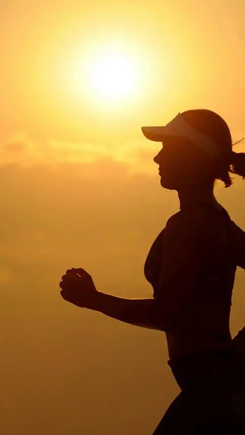 简约生活跑步的女孩h5背景