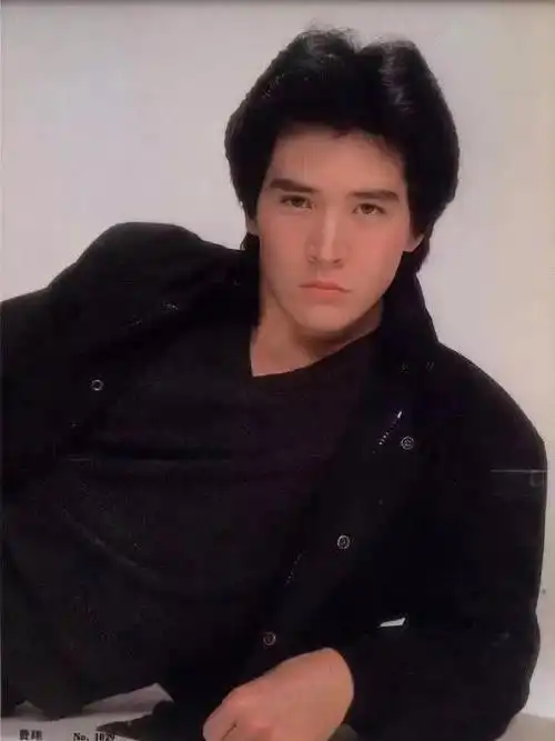 59岁费翔纣王形象曝光看脸完全没有男神的影子肌肉线条明显身材仍在线