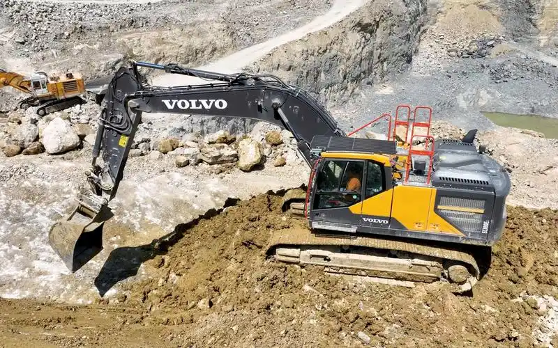 沃尔沃ec300e挖掘机施工作业4k