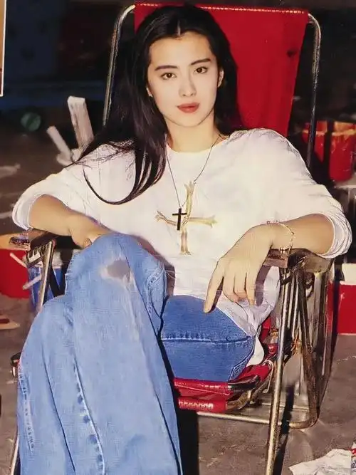 王祖贤祖籍安徽舒城,出生在台湾,身高172cm的她,学生时代曾是篮球运动