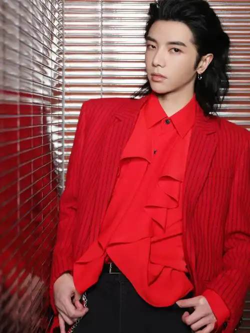 华晨宇出席品牌活动造型