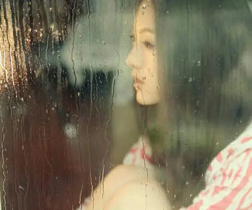 其它 若思念无处安放 写美篇听着熟悉的雨声任雨水飞扬 倚窗看雨的人