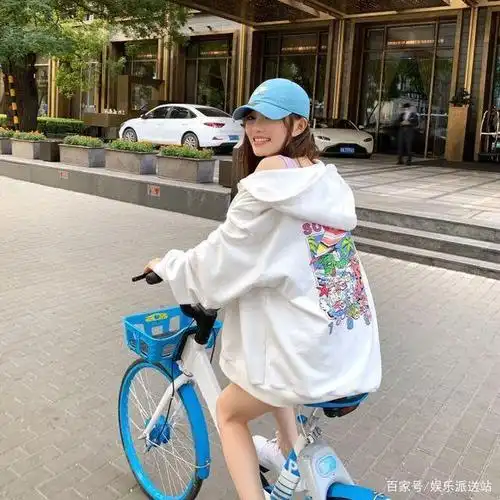 李小璐在小区骑共享单车,嘟嘴少女感十足,完全已走出离婚阴影!