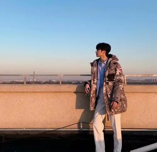 严浩翔迷彩服上衣搭配白裤子,无论喜不喜欢,都无法否定他的能力