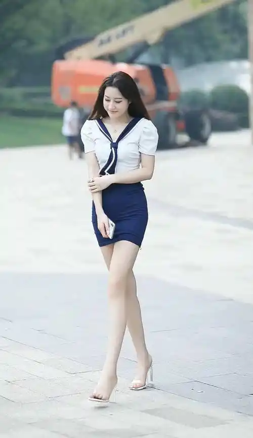 路人街拍,靓女浑身上下散发着女人的魅力,充满时尚感_身材_气质_服装