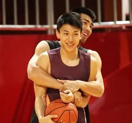 一,杨鸣杨鸣是当今中国男篮毫无争议的第一帅哥,形象好,气质佳,性格