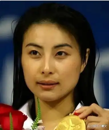 郭晶晶成米兰时装周宠儿看看她在时装周和女星合照就明白了