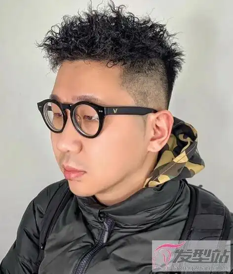 适合男生的烫发发型 小卷烫发洋气显发量_发型站_最新流行发型设计