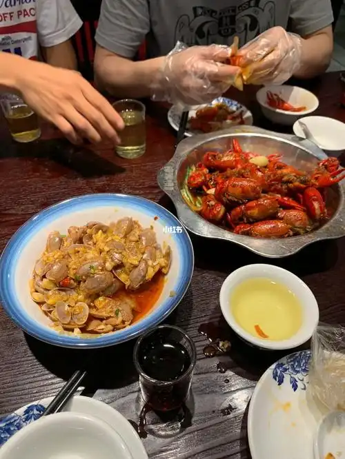 晚上跟兄弟们下楼吃了个宵夜,想起最近的沸沸扬扬的唐山打人事件,顿时