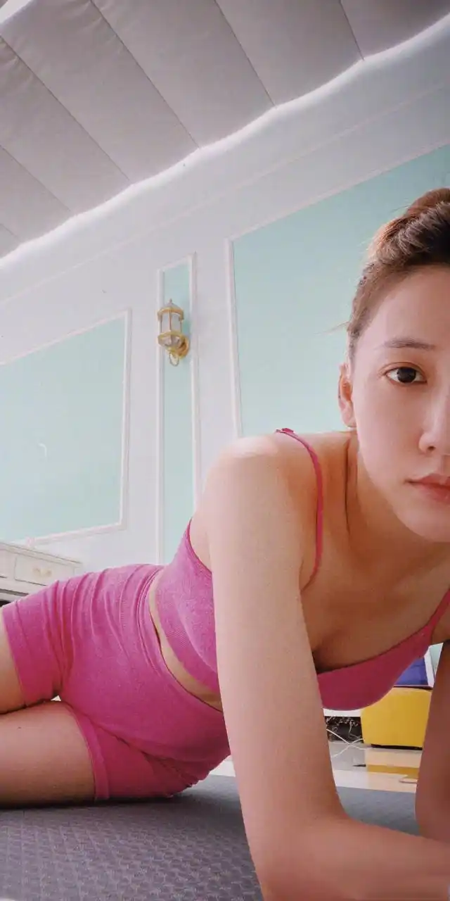 弦子素颜健身照壁纸组图