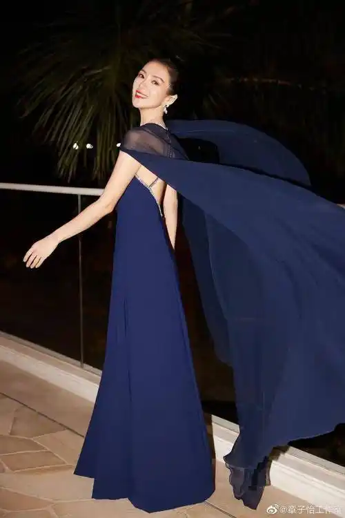 章子怡出席活动难掩贵气,曲线成熟,身材吸睛
