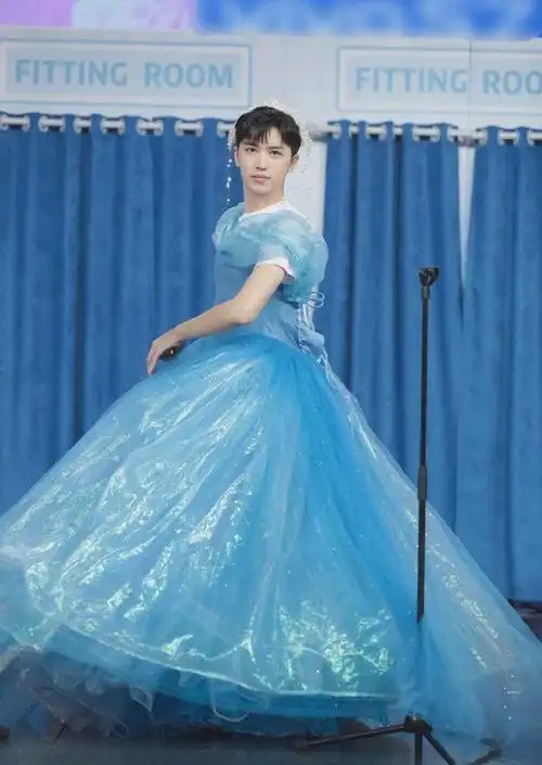许魏洲公主造型释出穿浅蓝色公主裙转圈超可爱