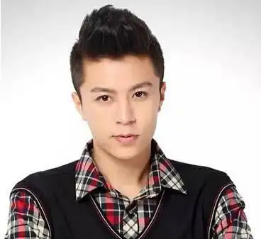 这款子弹头男生发型,梳得非常漂亮,完美彰显了男人的成熟帅气气息.