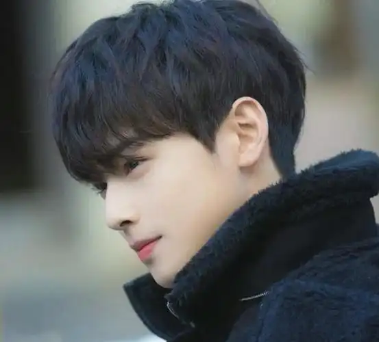 (1) 这款男士波波头的造型适合头发稍长一点的男生,前面的刘海选择的