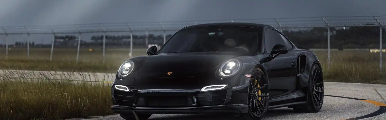 晚上保时捷卡雷拉911黑色跑车 壁纸 - 3840x1200 双屏全景