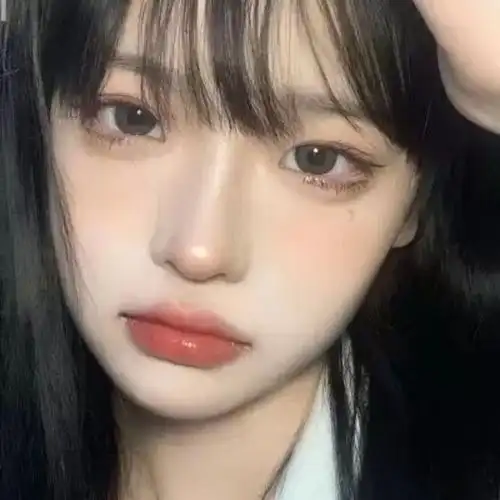 求对脸拍的头像,可以突出头像五官的优越性