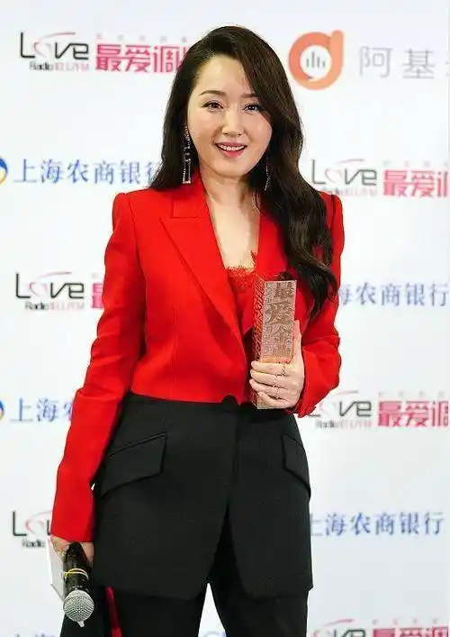 原创50岁杨钰莹生图太抗打西装配蕾丝内搭时髦优雅皮肤也是逆龄生长