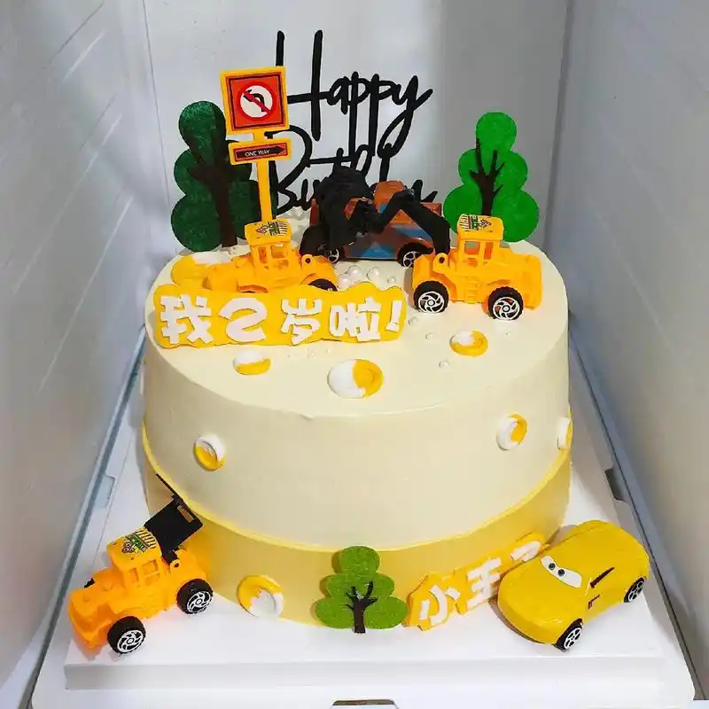 两岁小男孩的生日蛋糕完成