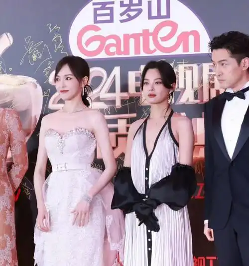 电视剧盛典座位安排,胡歌凭《繁花》稳坐c位,老戏骨们都靠边_腾讯新闻