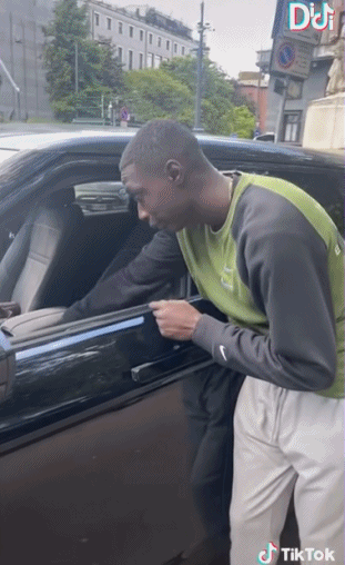 黑人小哥拍视频不说一句话,单凭一个手势蹿红tiktok,吸粉8千万|抖音